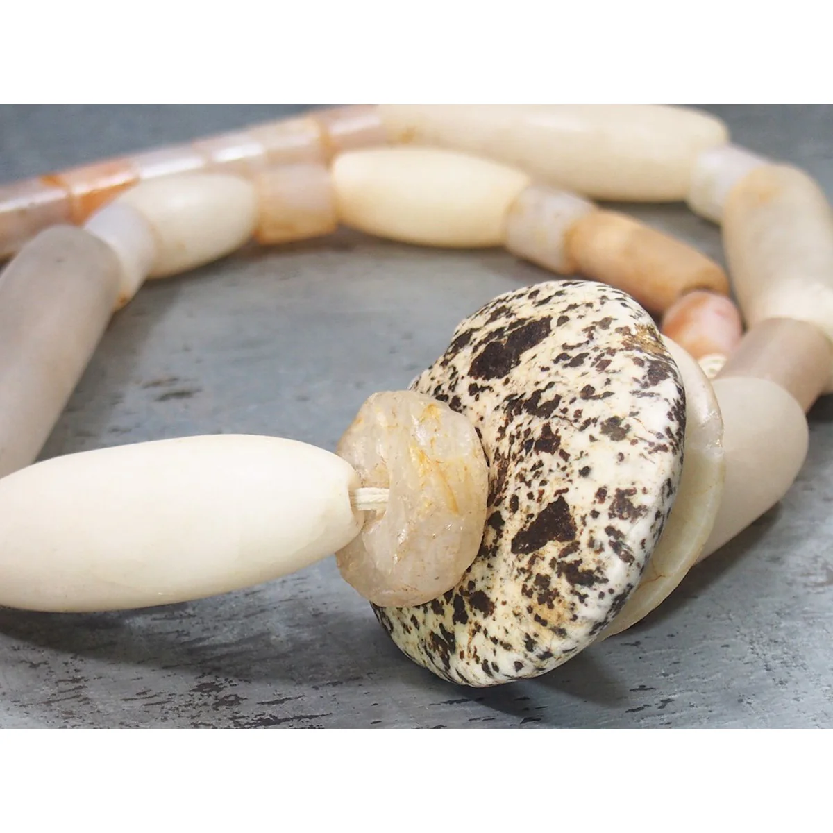 14th to 18th Quartz Important Silk Road Trade Beads / Necklace from Mali - Image 6