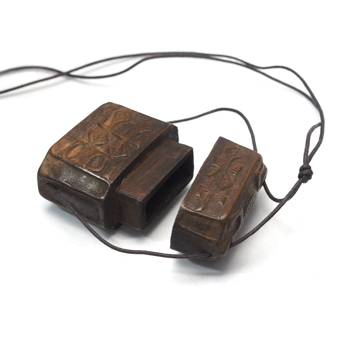 19th Century Timor Wooden Tobacco Box Necklace from Indonesia - Image 3