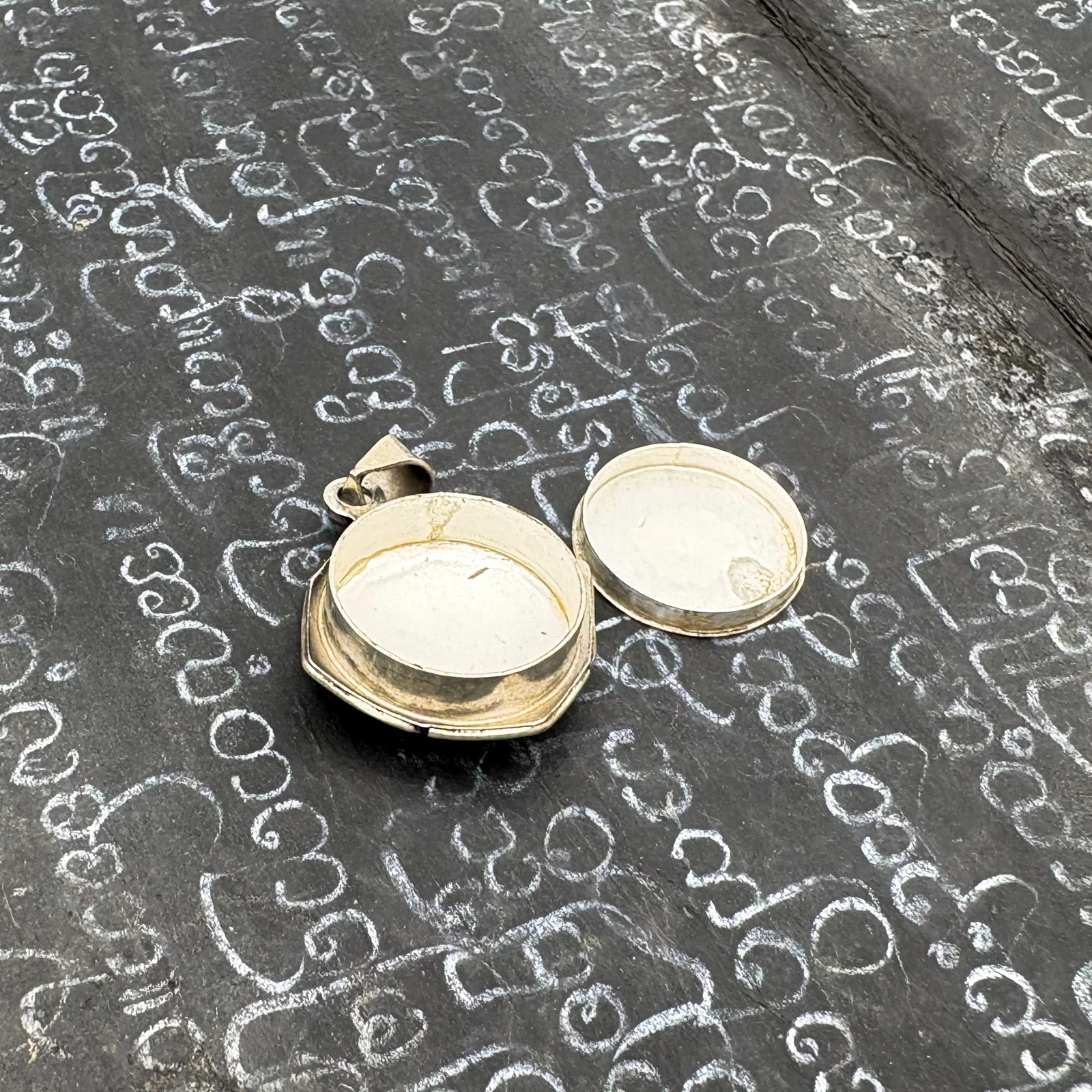 Brass 4 Side Diamond Gau Ohm Locket Pendant Amulet Miniature - Image 8