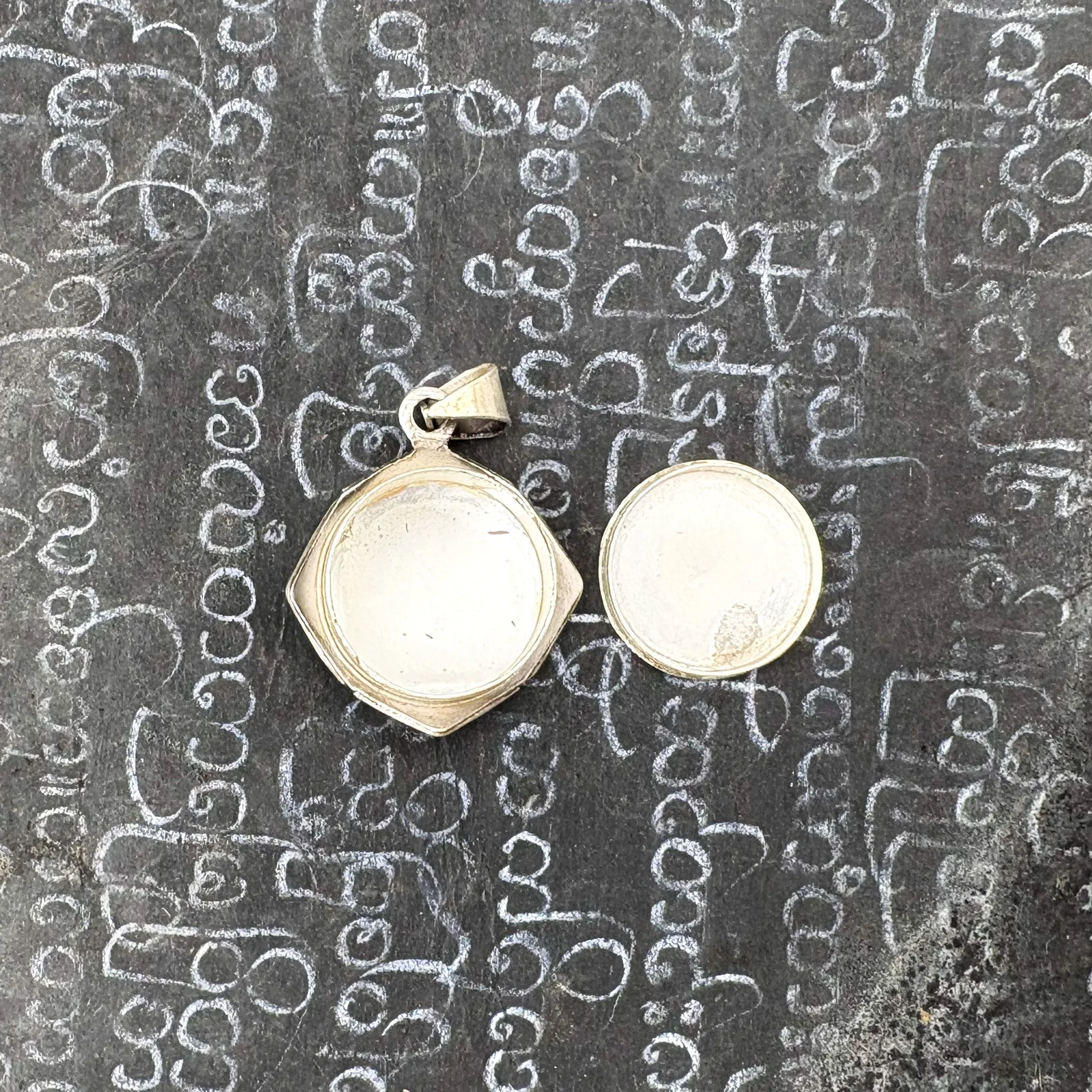 Brass 4 Side Diamond Gau Ohm Locket Pendant Amulet Miniature - Image 9