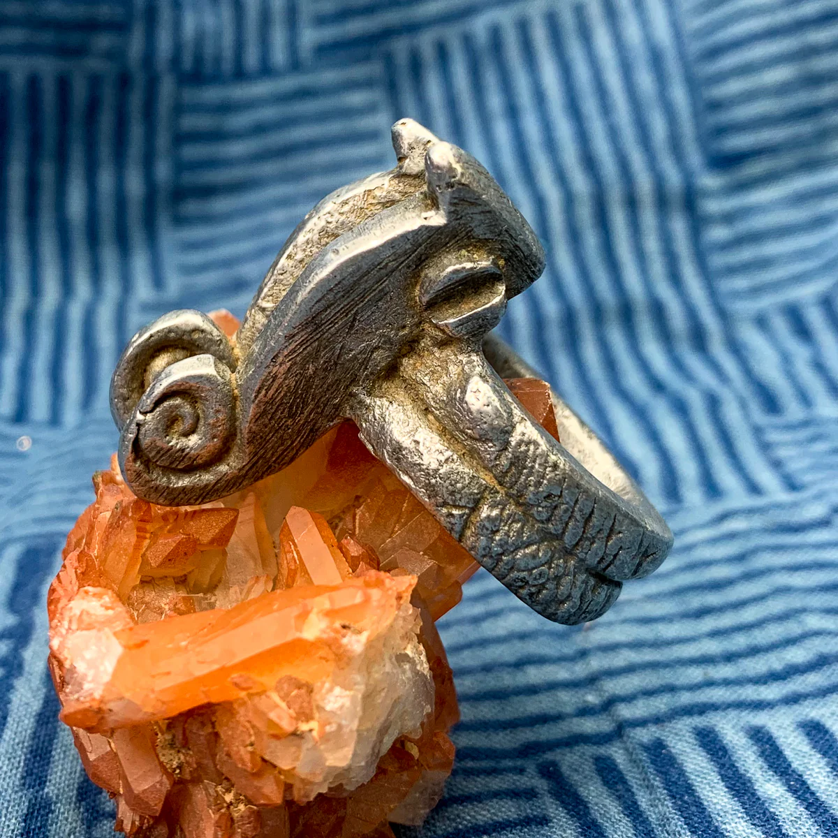 Mating Chameleons Aluminum Ring ca 1930-50's, Senufo, Côte d'Ivoire - Image 3