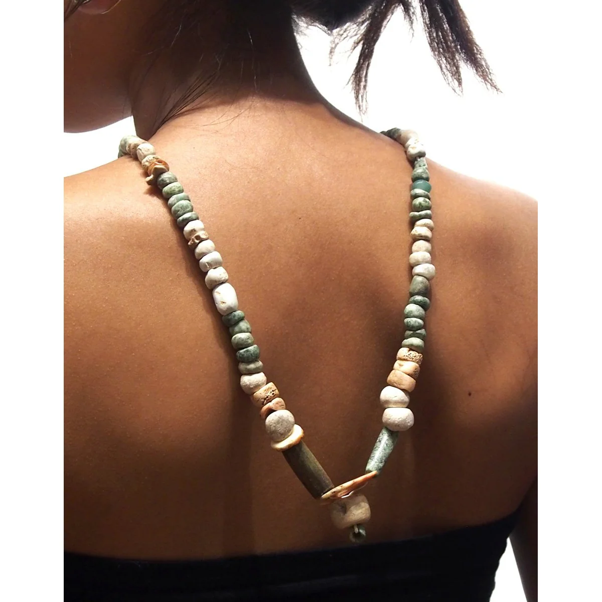 Pre-Columbian Greenstone and Spiny Oyster Necklace - Image 2