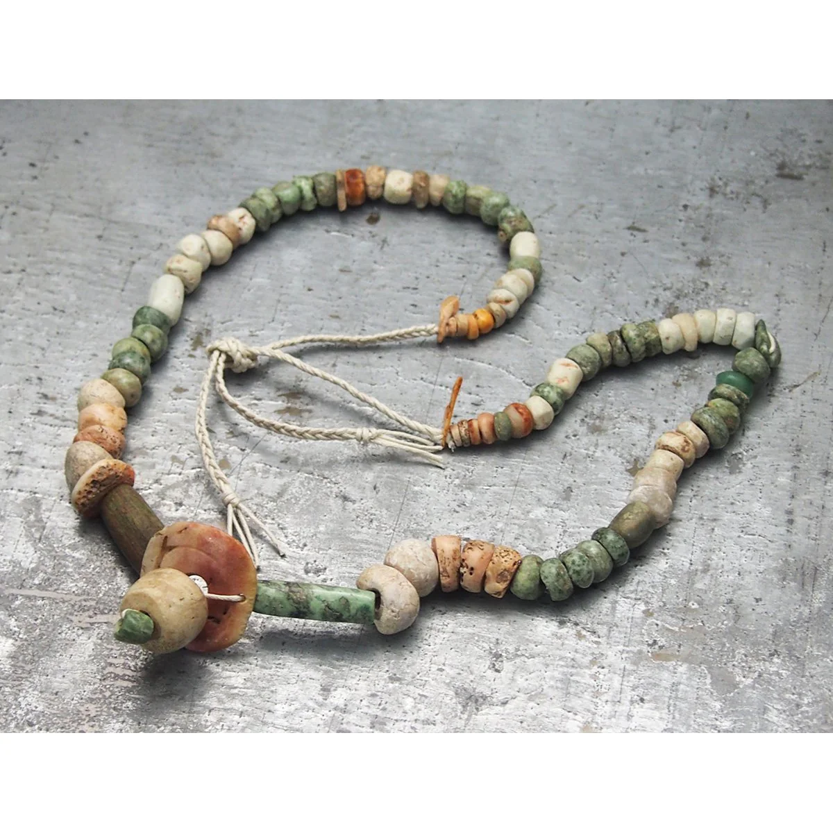Pre-Columbian Greenstone and Spiny Oyster Necklace - Image 4