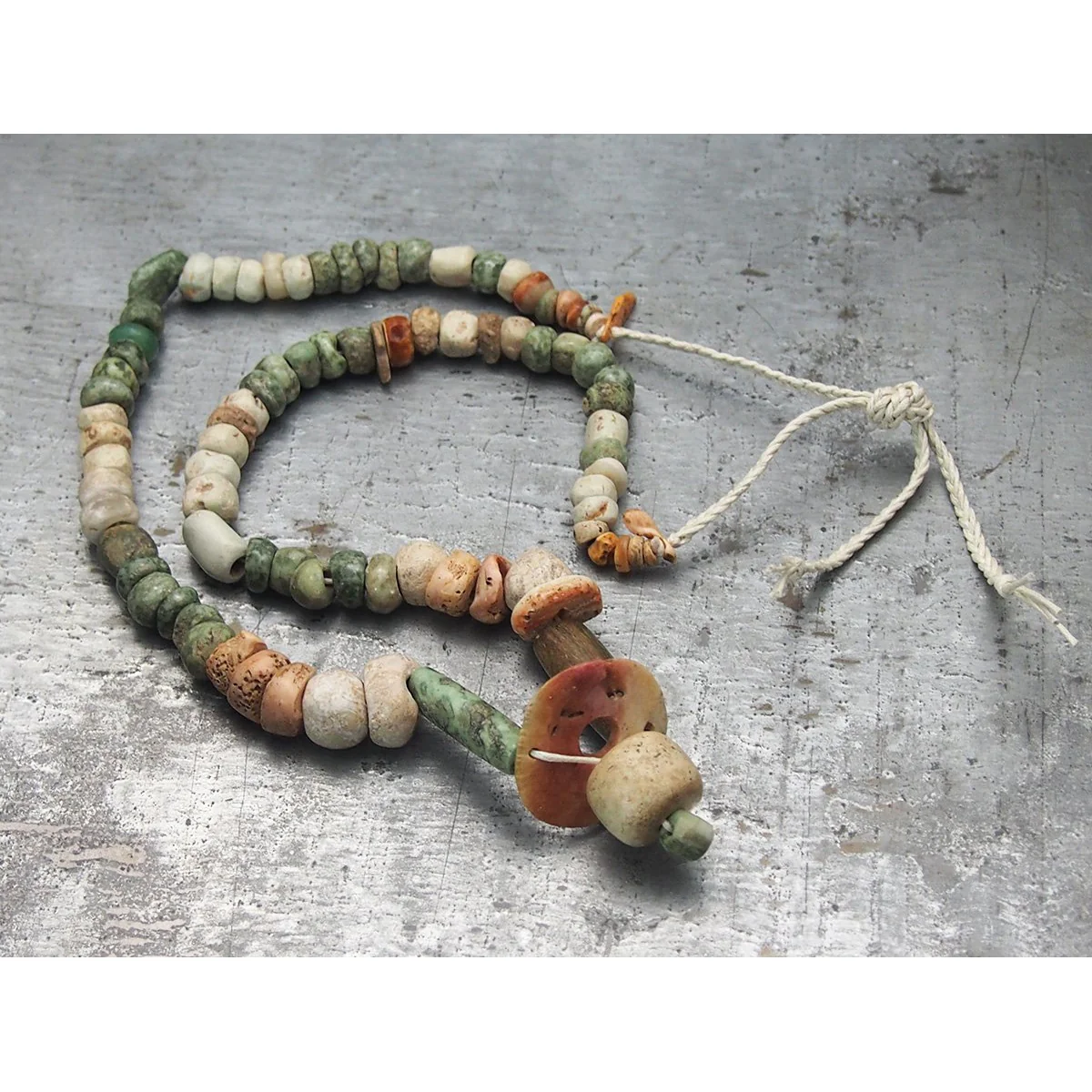 Pre-Columbian Greenstone and Spiny Oyster Necklace - Image 5