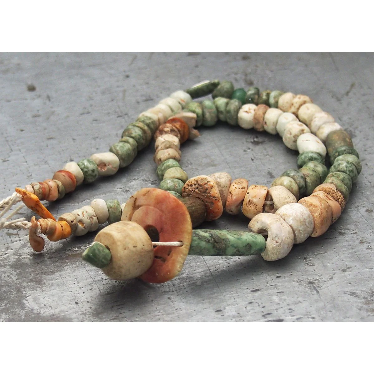 Pre-Columbian Greenstone and Spiny Oyster Necklace - Image 6